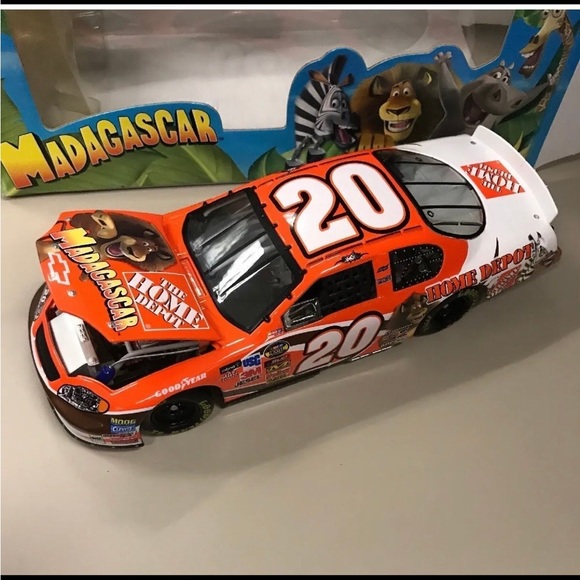 2005 TONY STEWART #20 MADAGASCAR 1:24 NASCAR DIE-CAST. - Picture 3 of 8